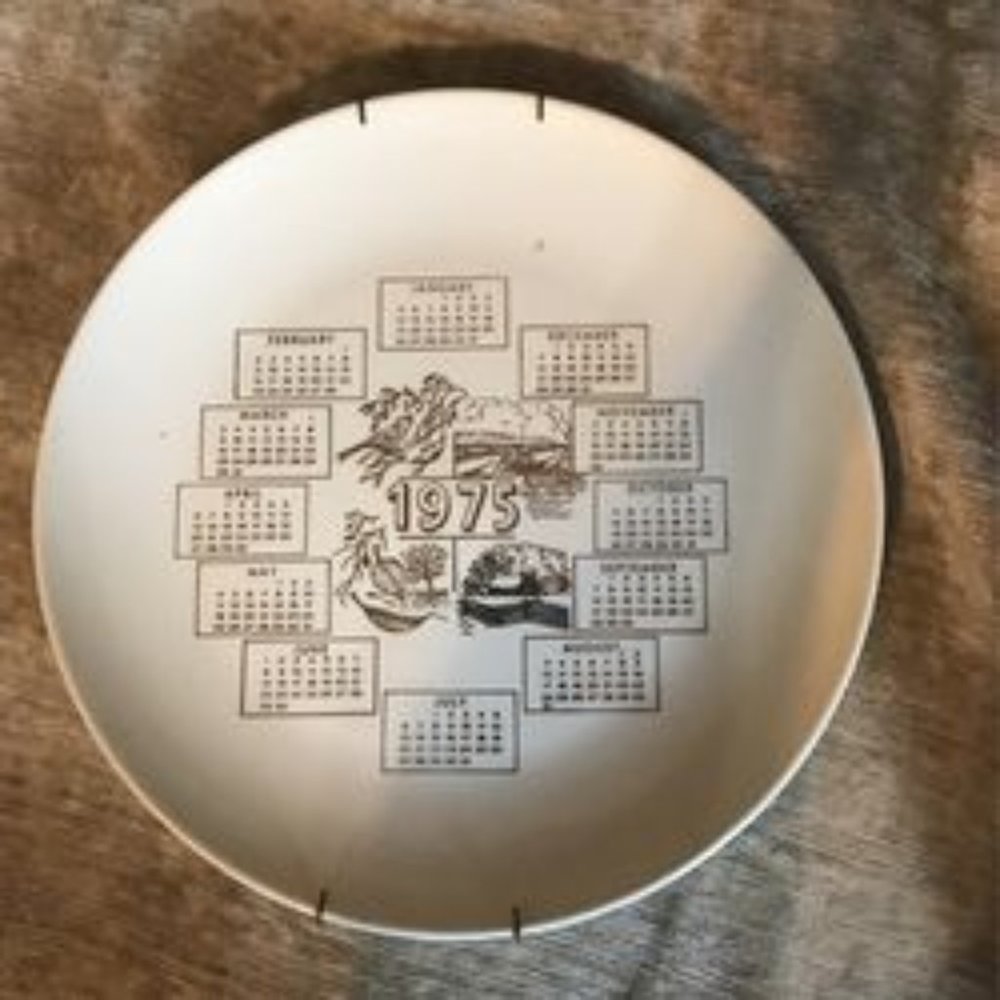 Vintage 1975 Calendar Plate